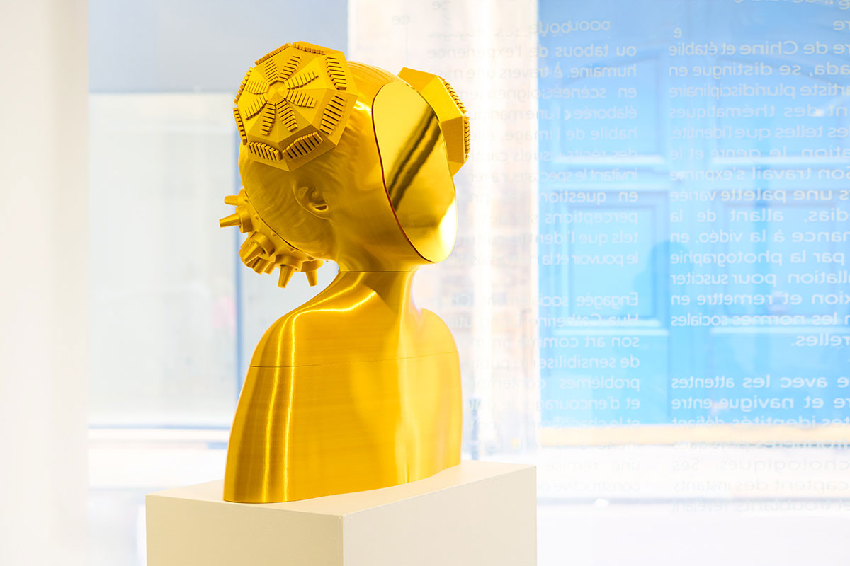 a-gold-girl-3D-printed-sculpture-made-by-Chun-Hua-Catherine-Dong-at-Galerie-Charlot-in-Paris