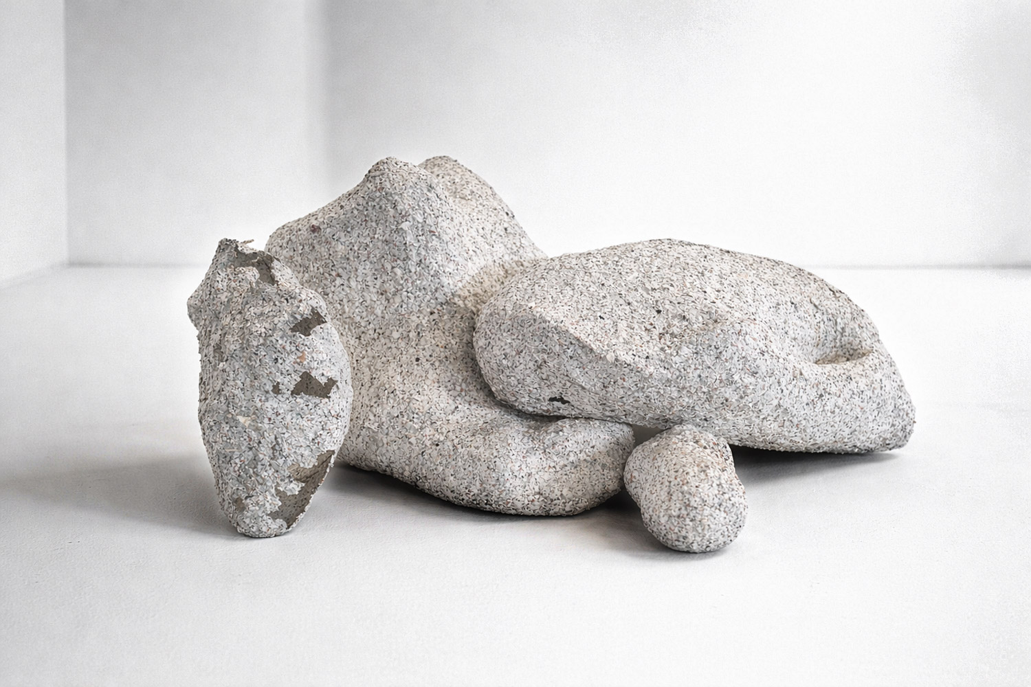 Julie-Laporte_Chymères,-volumes-en-pâte-à-papier-issues-de-rebuts-photographiques,-circa-100x50x50-cm,-2025